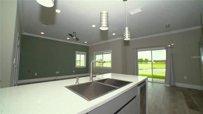 Building Photo - 2025 Greenbriar Ter