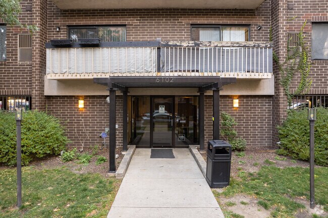 Entrance - 6102 N Sheridan Rd
