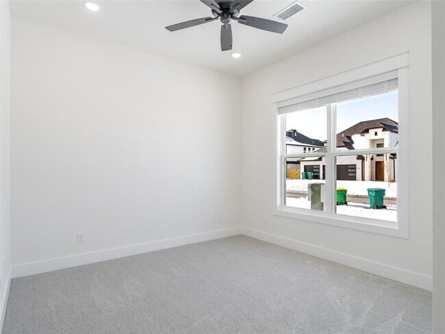 Building Photo - 311 Hedge Dr