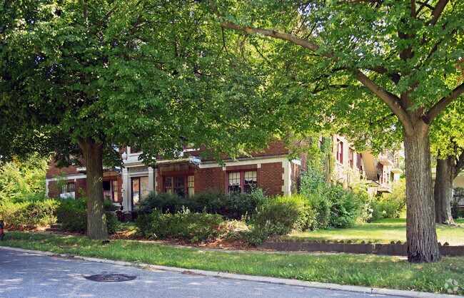 Building Photo - Woodworth Manor