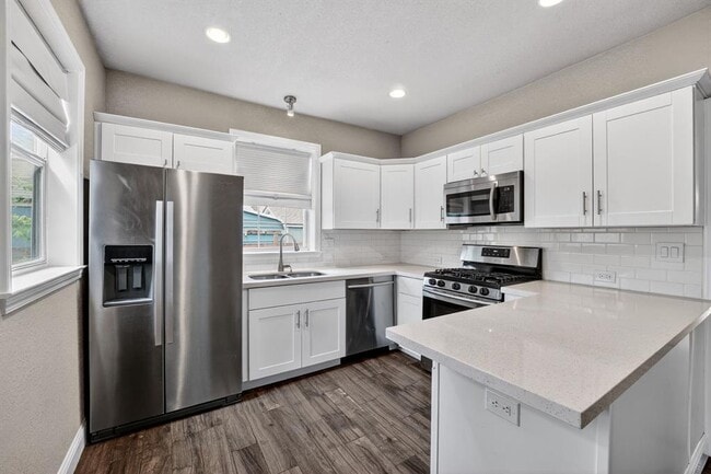 Building Photo - 806 E 3rd St