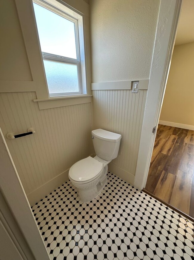 Building Photo - Charming 1 Bed, 1 Bath Cottage – Detached ...