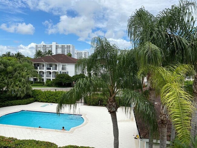 Building Photo - 3205 NE 184th St