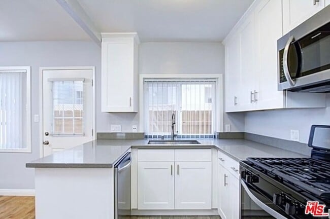 Building Photo - 321 Cameron Pl