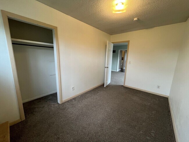 Building Photo - 17 N 62nd Ave W