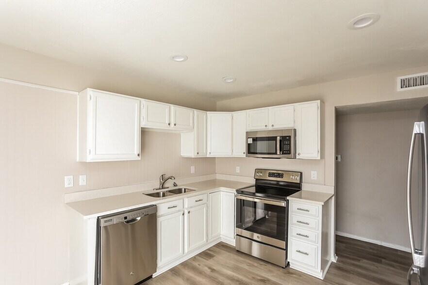 Building Photo - 9010 Millwood Dr