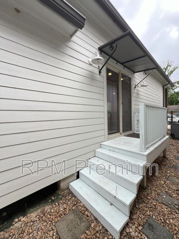 Building Photo - 2353 Orpine Ave