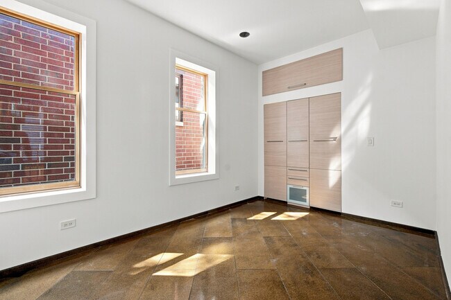 Building Photo - 2334 W Medill Ave