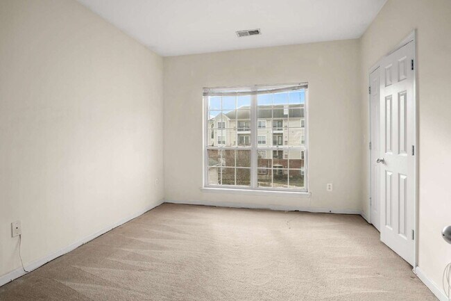 Building Photo - Modern Condo Living with Balcony and Great Location