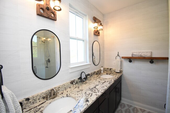 Building Photo - 846 Rosa Cir