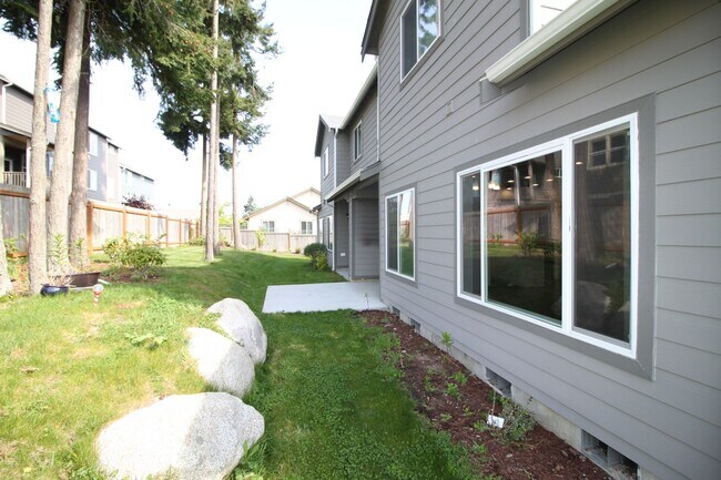 Building Photo - 3 Bed 2.5 Bath - Townhome - Ft Nugent Park - NAS Whidbey