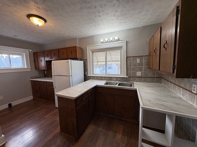 Building Photo - Four bedroom one bathroom home for rent