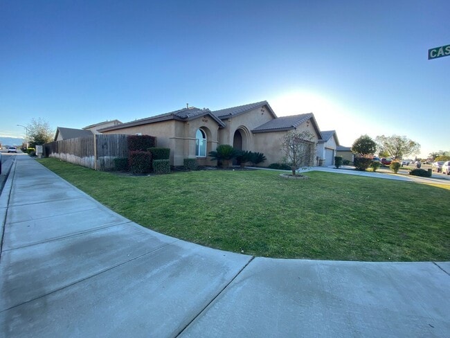 Building Photo - Affordable 3 BD 2 BA house in SE Bakersfield Near Union Ave & Berkshire Road