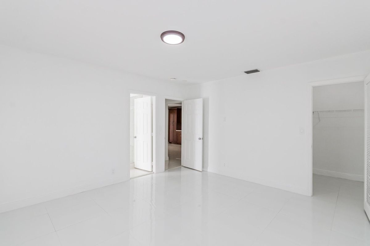 Building Photo - 2810 NE 60th St