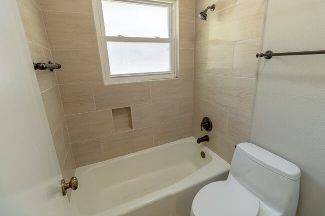 Building Photo - Gorgeous 3 Bedroom, 2 Bathroom Home in Aus...