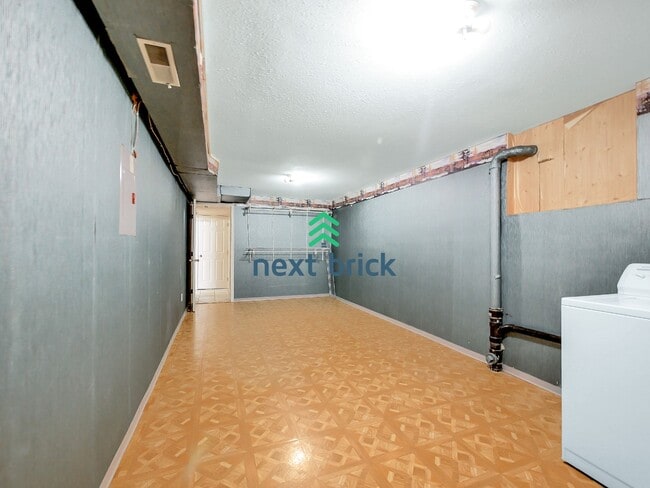 Building Photo - Spacious 2 Bed 1 Bath for Rent!
