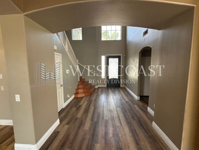 Building Photo - Bright & Spacious 4-Bed Townhome in Prime ...