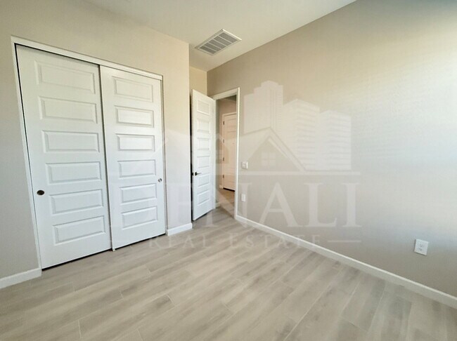 Building Photo - 6010 E Quail Ave