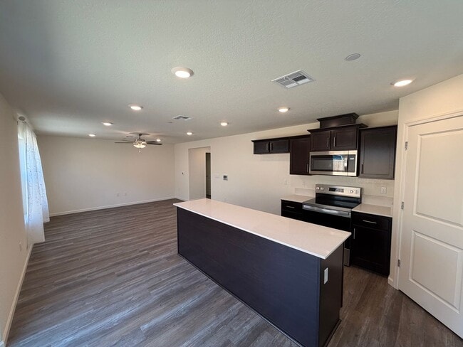 Building Photo - Beautiful New Home for rent in Tulare!