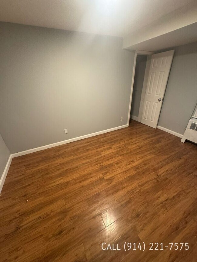 Building Photo - 151 School St