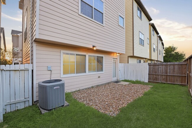 Building Photo - 3209 Clearview Cir