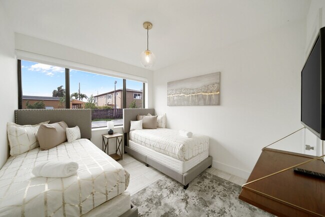 Building Photo - 2110 SW 16th St