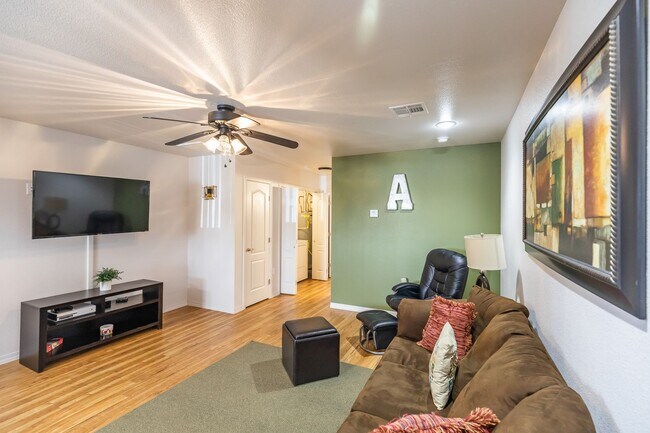 Building Photo - 800 Sherwood Dr