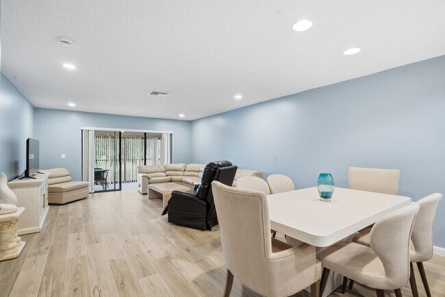 Building Photo - 9292 Vista Del Lago