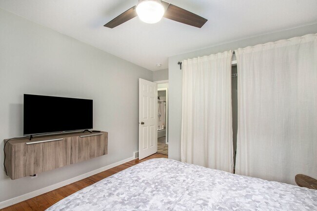 Building Photo - 6-8 months furnished 4 Bedroom 1.5 Bath