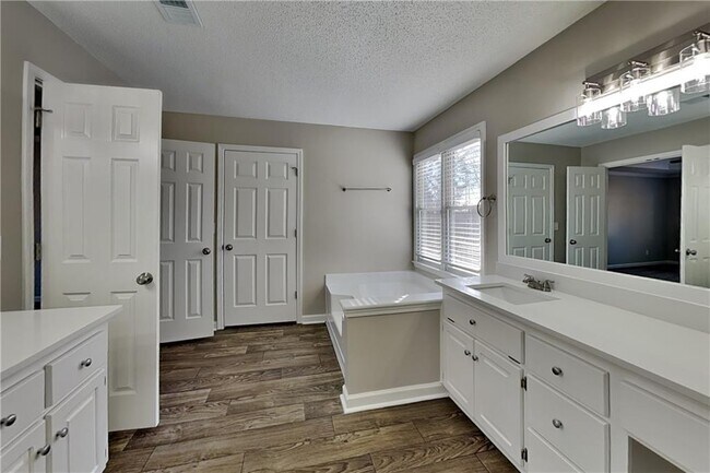 Building Photo - 308 Golden Ct