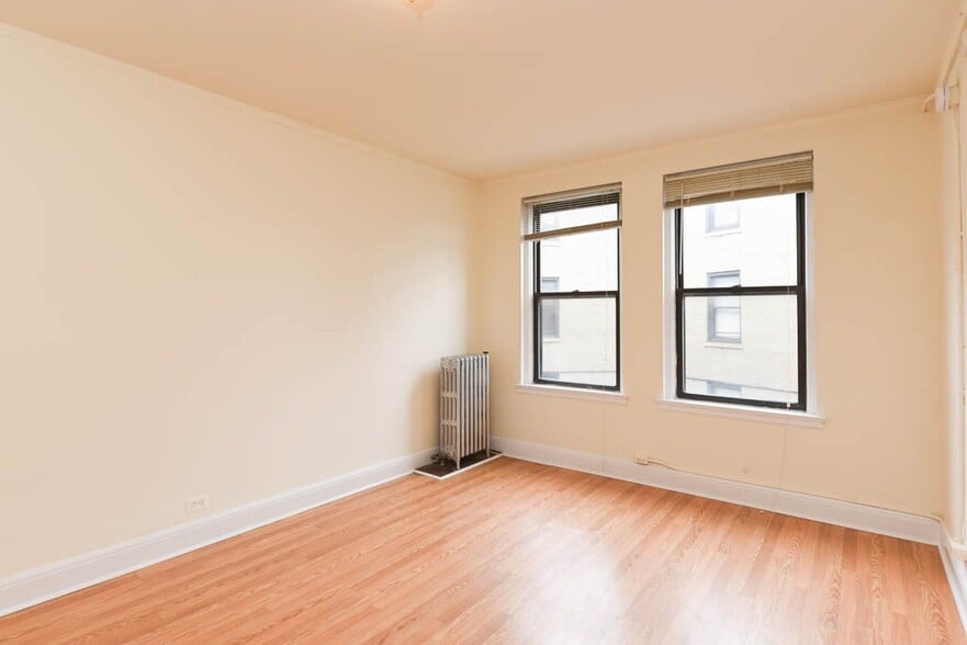 Building Photo - 3335 W Diversey Ave