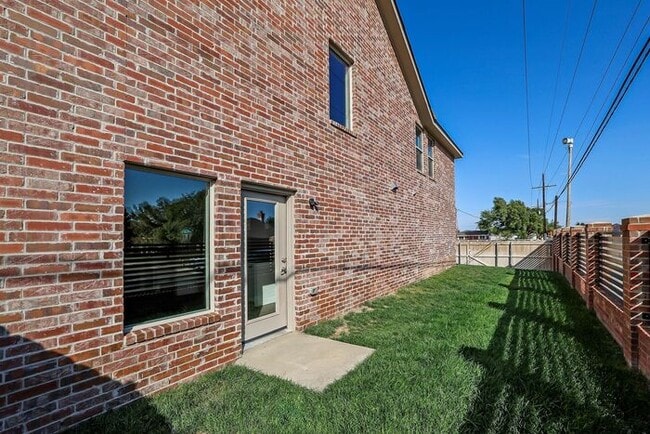 Building Photo - 7628 Woodford Ave