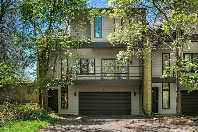 Primary Photo - Stunning 4-bedroom / 3-bathroom townhome i...