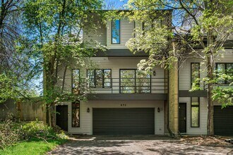 Building Photo - Stunning 4-bedroom / 3-bathroom townhome i...