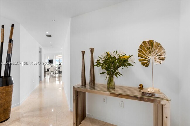 Building Photo - 10 Venetian Way