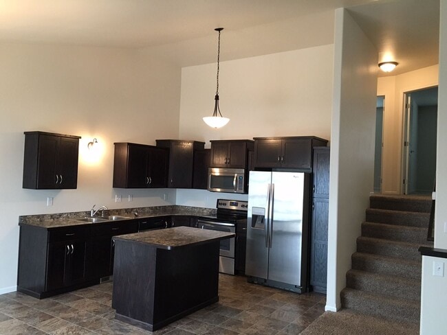 Building Photo - 3 Bed 3 Bath Twin Home