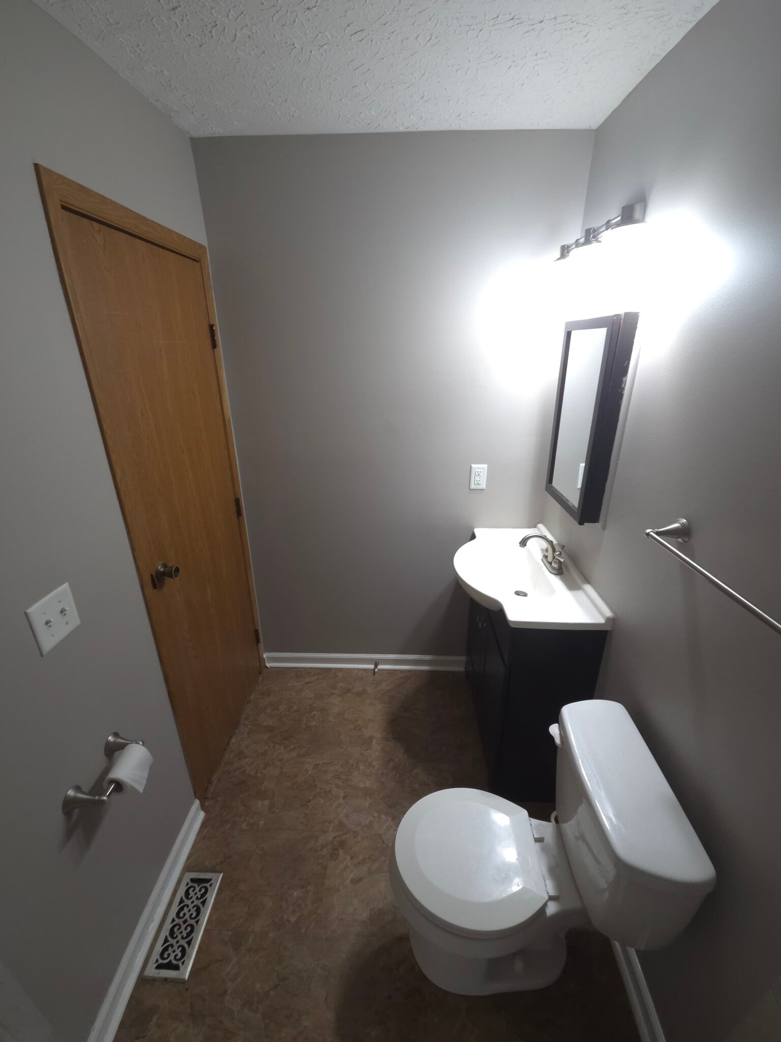 main bathroom - 366 E Mithoff St