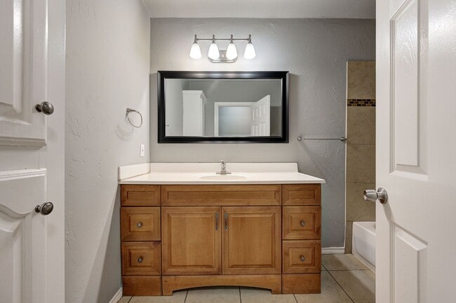 Building Photo - Move in Special !! $250 Off your First Full Month Rent! Beautiful Large 4BD/2BTH Home Near Tinker...