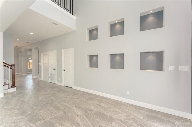 Building Photo - 1711 Lago Delton