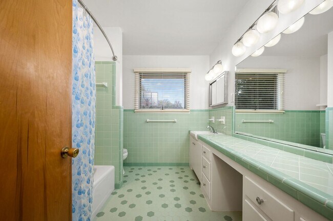 Building Photo - 902 Whitehall Rd