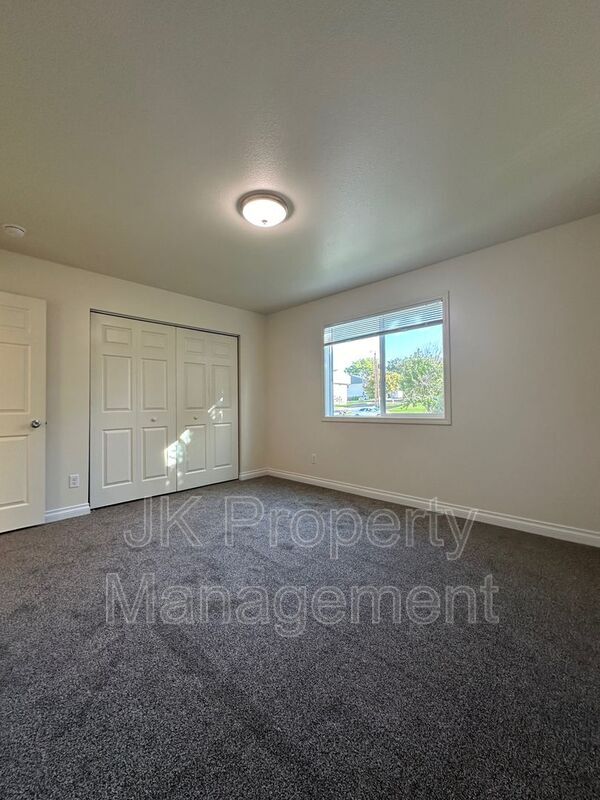 Building Photo - 1210 5th St S
