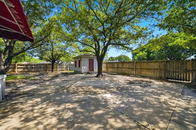 Building Photo - 1901 Woodsman Dr