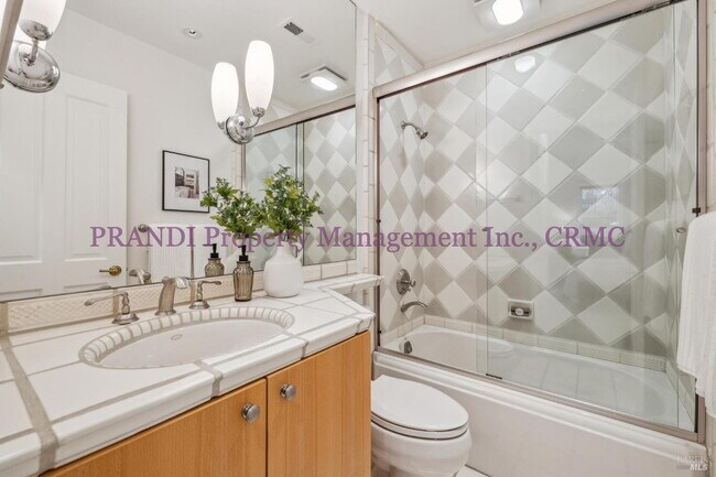 Building Photo - Luxury Townhome on Exclusive De Silva Island!