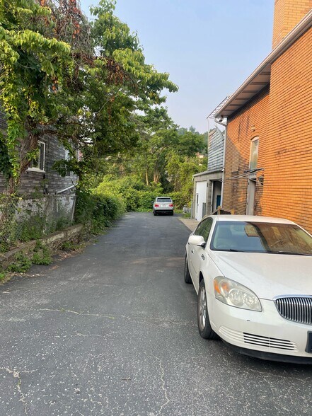 Driveway - parking - 4702 Lorigan St