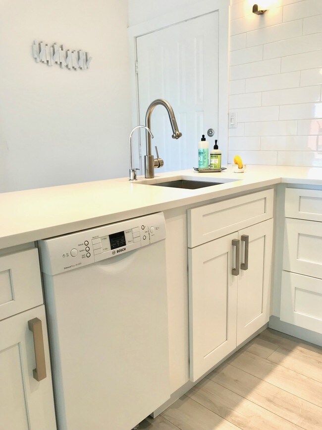 Building Photo - 1319 Alpine Ave