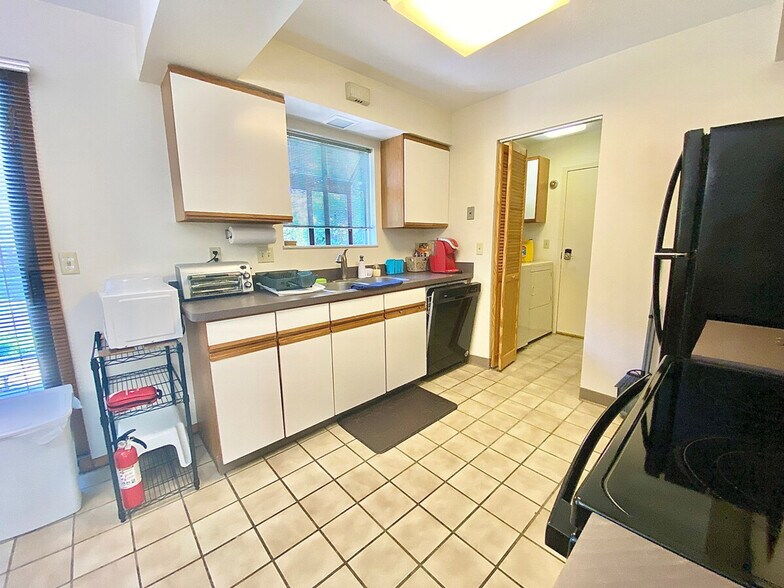 Building Photo - 1375 Rydalmount Rd