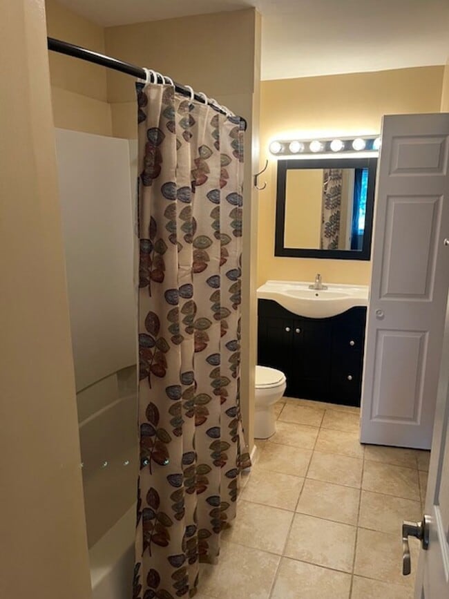 Building Photo - 3 bedroom, 2 bath home - Comfortable, Upda...