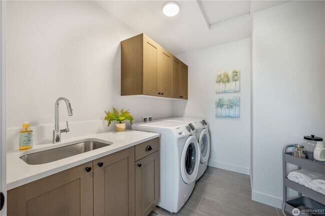 Building Photo - Modern Farmhouse Luxury in Coveted Matthews Beach Available NOW!