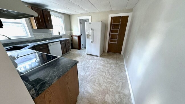 Building Photo - 14 Dow St