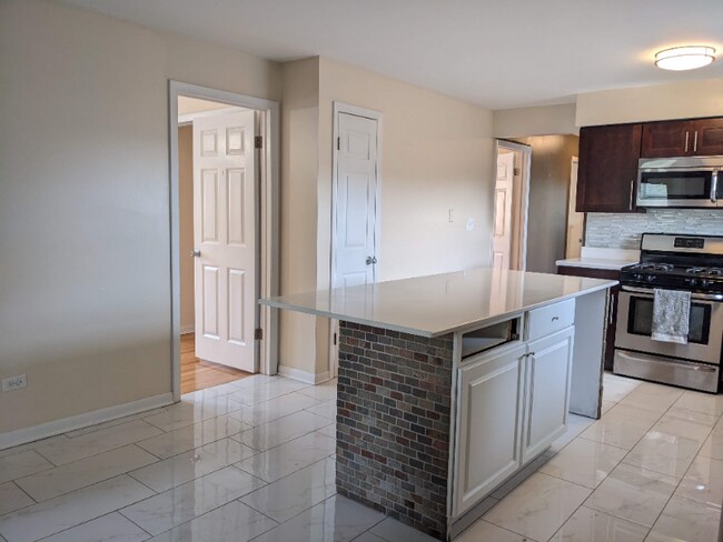 Building Photo - 16W631 56th St